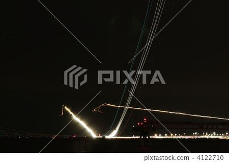 Light trace of an airplane to and from Haneda Airport 4122710