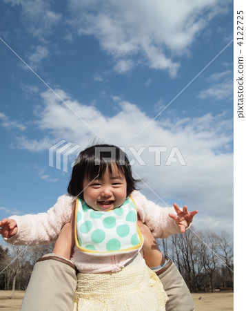 Tall, smiling infant 4122725