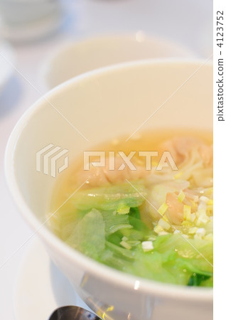 時尚的餛飩面 4123752