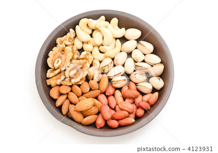 五種堅果在盤子上 4123931