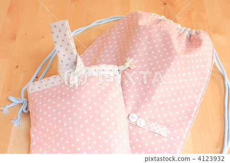 底鞋包和健身房衣服包 4123932