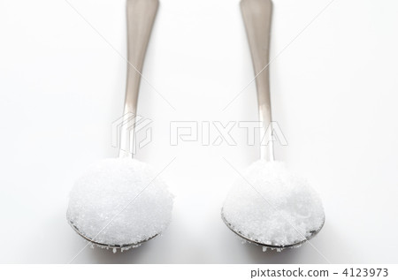 糖和鹽在一把勺子 4123973