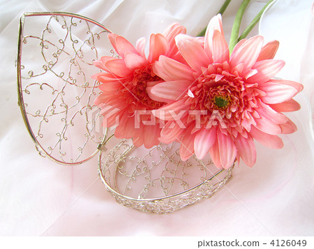 Gerbera and heart's container 4126049