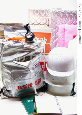 防災用品三個家庭成員的垂直檢查位置 4126264