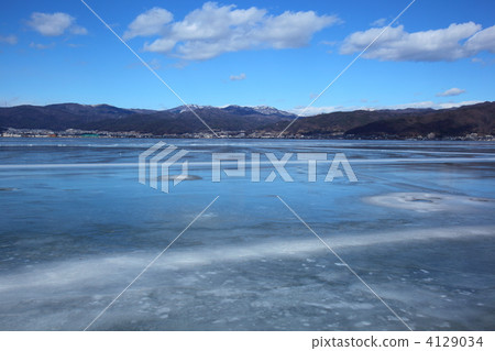 Lake Suwa in winter Lake Suwa in winter 4129034