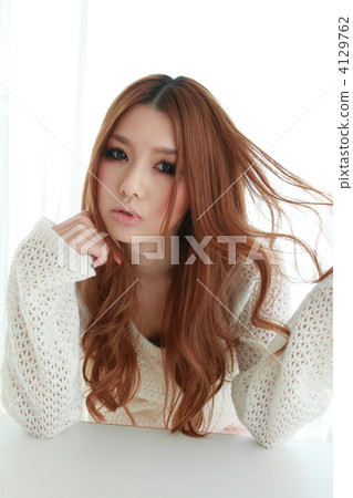 白色世界的超級美麗的婦女 白色世界的超級美麗的婦女 4129762