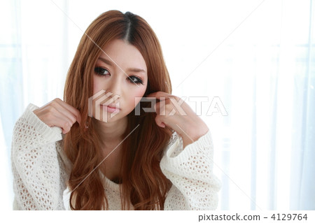 白色世界的超級美麗的婦女 4129764