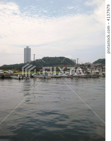 可以看到度假村塔豪宅的漁港 4137979