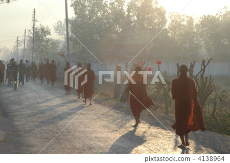 緬甸Inle湖Nyaung Shwe的修士 4138964