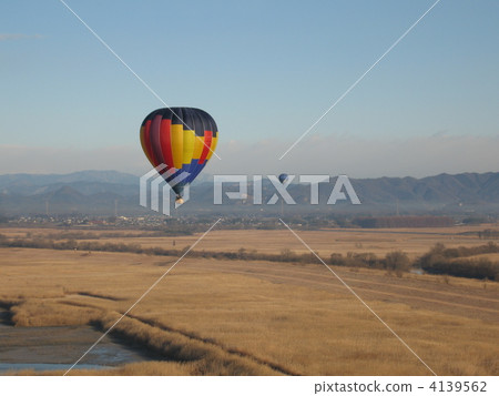 Hot air balloon floating 4139562