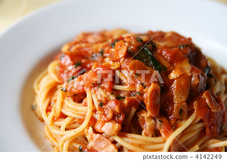 Spaghetti with tomato sauce 4142249