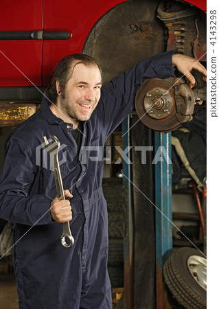 Crazy mechanic fixing the brakes 4143298