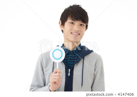 一個年輕人穿著派克大衣 一個年輕人穿著派克大衣 4147406