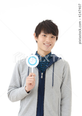 一個年輕人穿著派克大衣 4147407