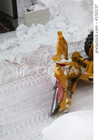 輪式裝載機清除住宅區積雪 輪式裝載機清除住宅區積雪 4150137