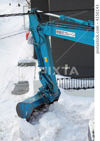 挖土機車在社區除雪 4150143
