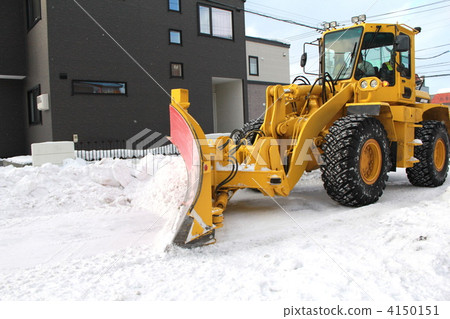 輪式裝載機清除住宅區積雪 4150151
