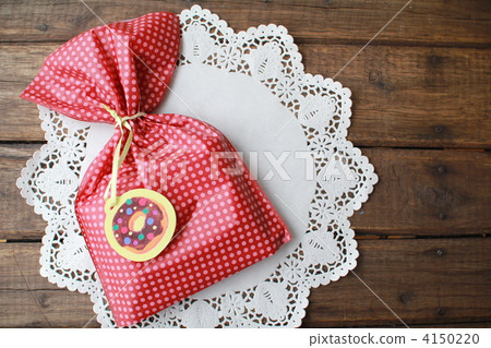 Gifts: Simple wrapping bags and donut-patterned cards 4150220