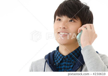 一個年輕人穿著派克大衣 4150610