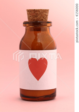 一個標有心形標記的小瓶子 4156000