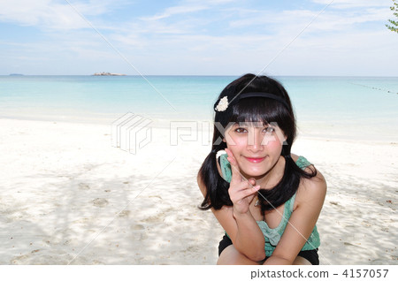 放鬆在酸值Samed海灘的一個少婦 4157057