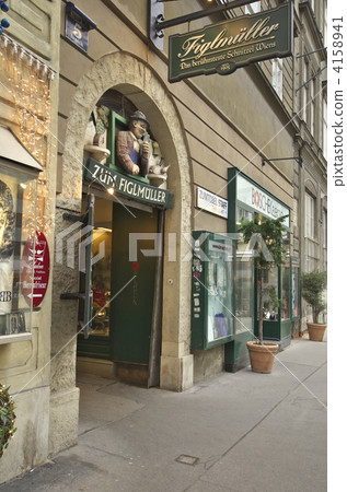 Vienna Becker Street 4158941