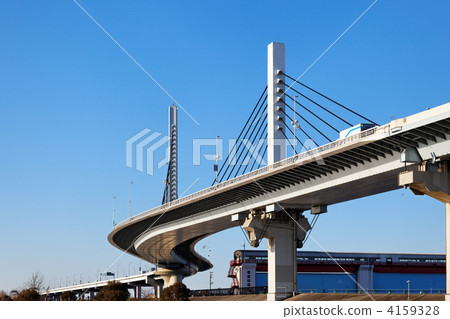 櫻桃豎琴橋和藍天在首都的高速中央圓線的Ayasegawa 櫻桃豎琴橋和藍天在首都的高速中央圓線的Ayasegawa 4159328