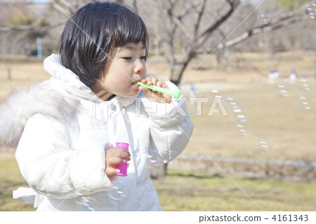 女孩玩肥皂泡 4161343