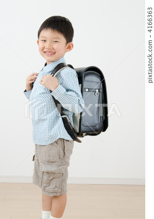 一個男孩背著書包 4166363