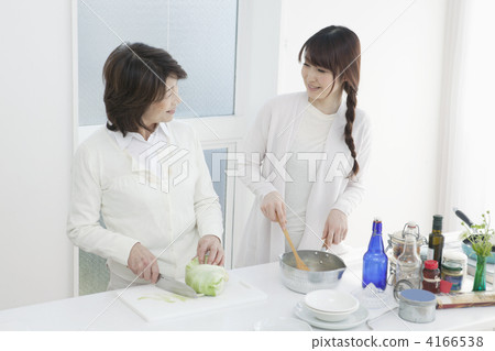 父母和孩子做飯 4166538