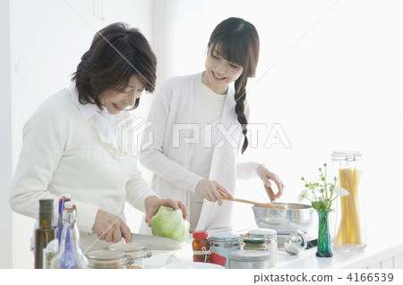 父母和孩子做飯 4166539