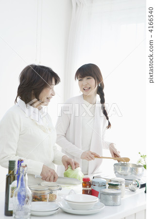 父母和孩子做飯 父母和孩子做飯 4166540