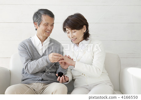 Father giving a ring 4166550