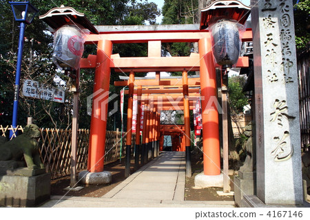 The approach of Hanazono Inari shrine 4167146