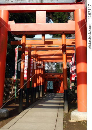 The approach of Hanazono Inari shrine The approach of Hanazono Inari shrine 4167147