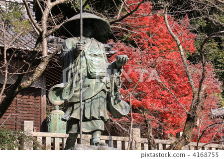 四國神社工廠71號佛教'亞泰基'雕像和秋葉 4168755