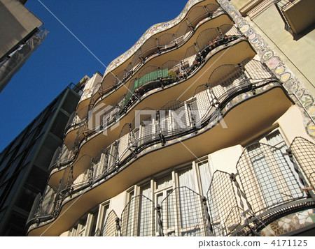 Casa Batlló seen from the courtyard side 4171125