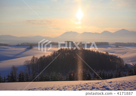 sun pillar, diamond dust, snow scene 4171887