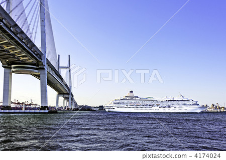 Luxury liner and Yokohama Bay Bridge (Tsurumi Ward, Yokohama City, Daikoku-fu) Luxury liner and Yokohama Bay Bridge (Tsurumi Ward, Yokohama City, Daikoku-fu) 4174024