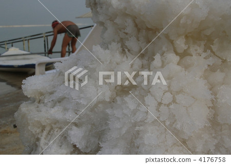 以色列死海鹽在海中 以色列死海鹽在海中 4176758