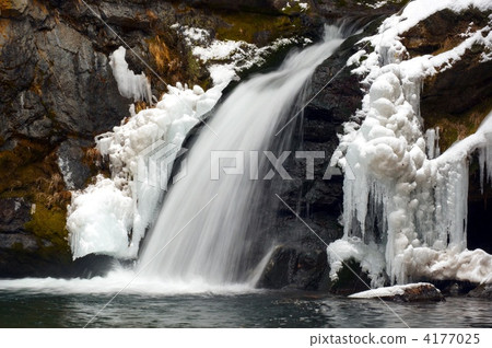 Hokkaido Falls in Hakozu in winter 4177025