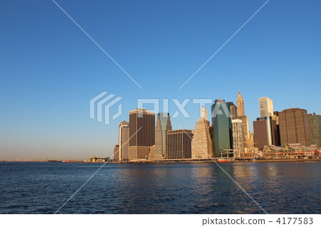 A skyscraper of Lower Manhattan and the Statue of Liberty 4177583