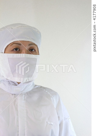 一個潔淨室裡沒有灰塵的女人 4177908