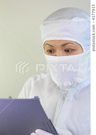 在潔淨室工作的女人 4177915
