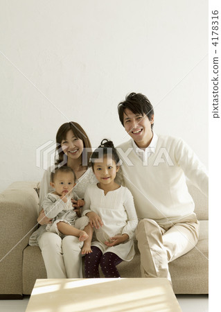 家人的朋友在沙發上 4178316