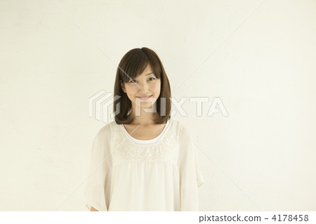 A smiling woman 4178458