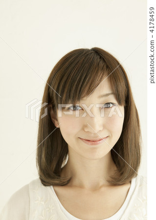 A smiling woman 4178459