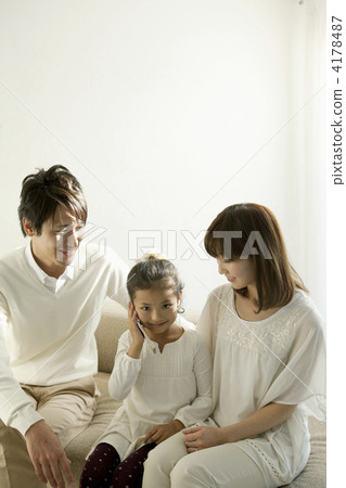 Families using mobile phones 4178487