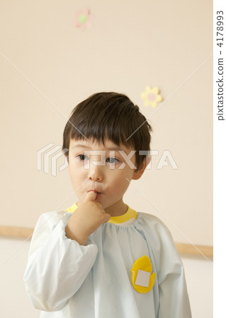 A boy with fingers 4178993