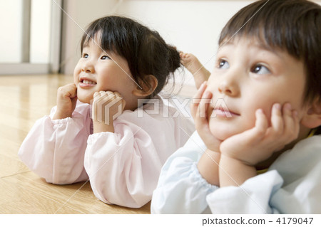 Kindergarten getting along with a cheek 4179047